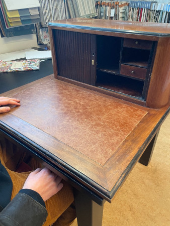 Skrivbordsskiva klädd i Vintageskinn.